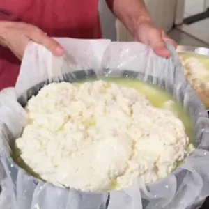 Massa de queijo escorrendo no pano, feita pelo Adaildo