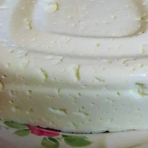 Queijo Minas Frescal pronto feito pela Fernanda