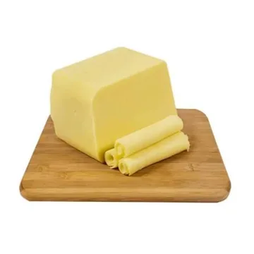Bloco de muçarela com fatias enroladas